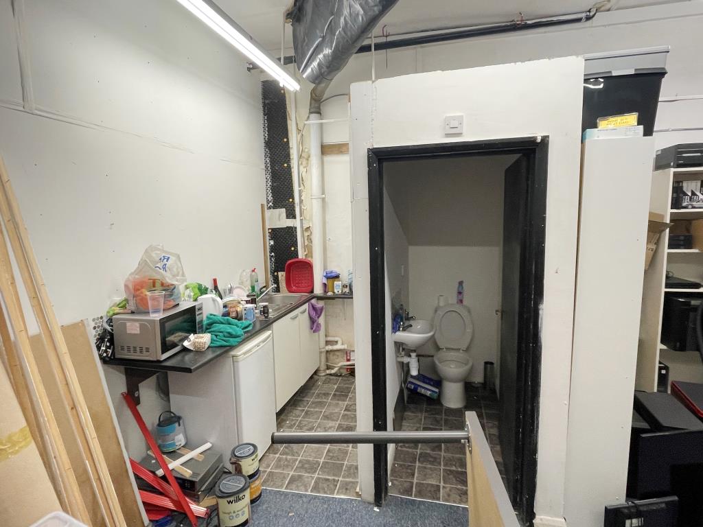 Lot: 79 - COMMERCIAL UNIT ON LONG LEASE FOR INVESTMENT - Kitchen area and toilet